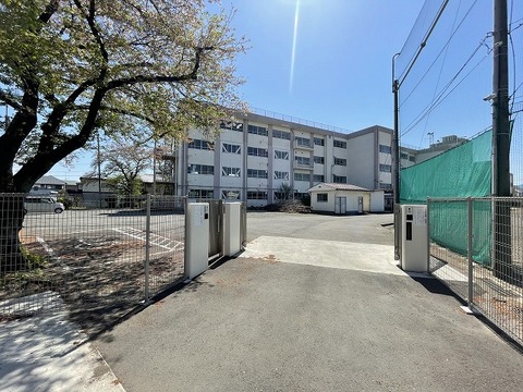 八王子市立四谷中学校　距離約1300m