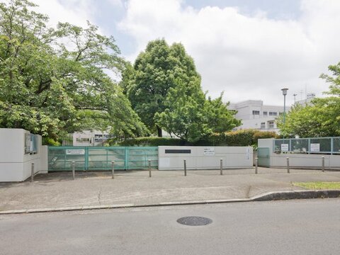 町田市立小山田中学校　距離約750m