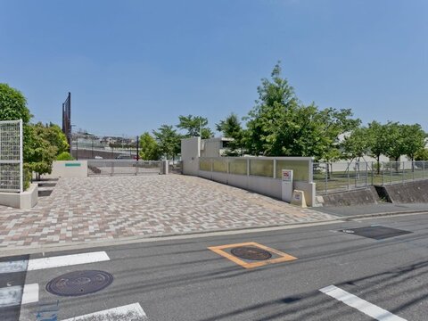 横浜市立美しが丘西小学校　距離約650m