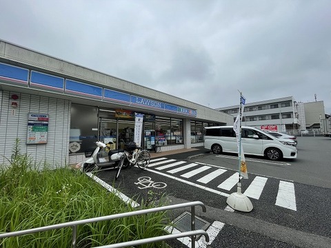 ローソン　八王子片倉町店　距離約800m