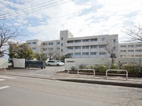 伊勢原市立中沢中学校　距離約1200m