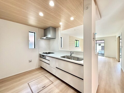 家事をしながら家族との会話も弾む対面キッチンを採用