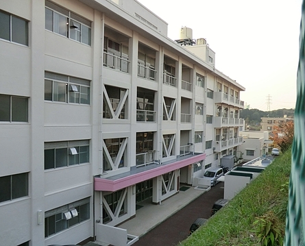 横浜市立名瀬小学校　距離約450m