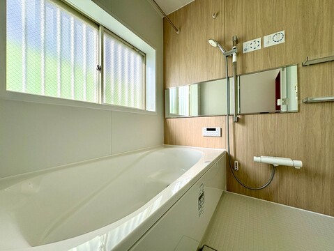 窓のついた浴室はこもった空気もすぐ換気できます