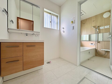 歯ブラシや洗面グッズなども収納できる三面鏡はお手入れも簡単です！