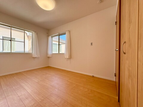 窓のある落ち着いた雰囲気のお部屋