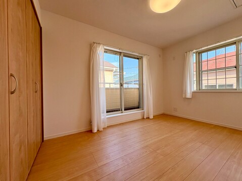 2面に窓があり、通風や採光があるお部屋です