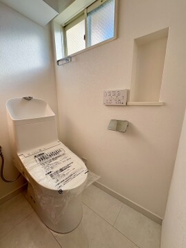 トイレには快適な温水洗浄便座付