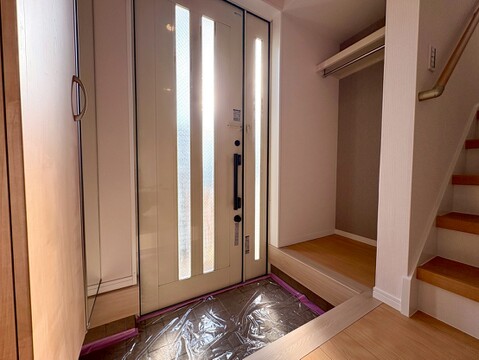 明るさとコントラストを兼ね備えた玄関