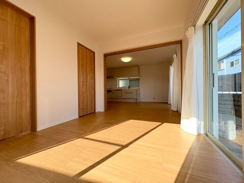 窓からの暖かい陽射しで会話もはずむ明るいリビング