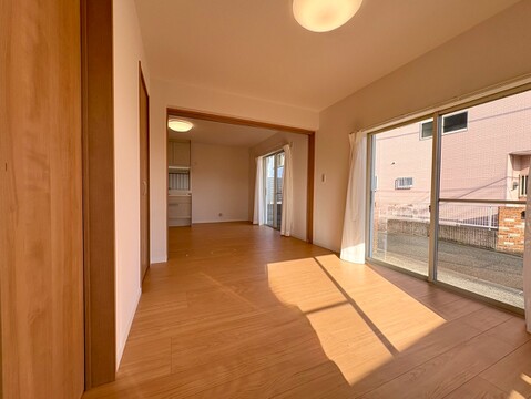 自然光が入る明るいリビングダイニング