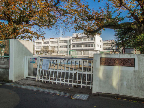 狛江市立和泉小学校まで約650m