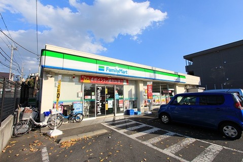 ファミリーマート　町田本町田店　距離約450m