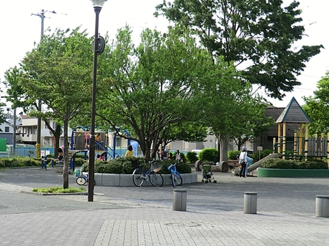 瀬谷駅北口公園　距離約220m