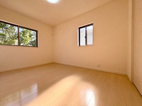 窓のある落ち着いた雰囲気のお部屋