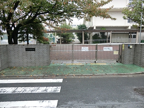 横浜市立白幡小学校　距離約680m