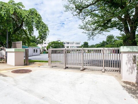 稲城市立稲城第二小学校　距離約1100m