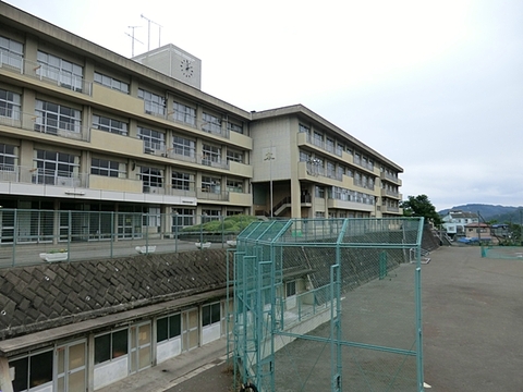 相模原市立串川中学校　距離約700m