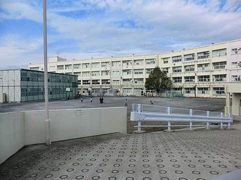 横浜市立本宿小学校　距離約1300m