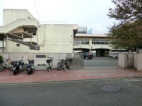 横浜市立本宿中学校　距離約1900m