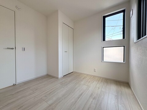 窓のある落ち着いた雰囲気のお部屋