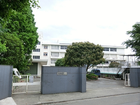 府中市立四谷小学校　距離約400m