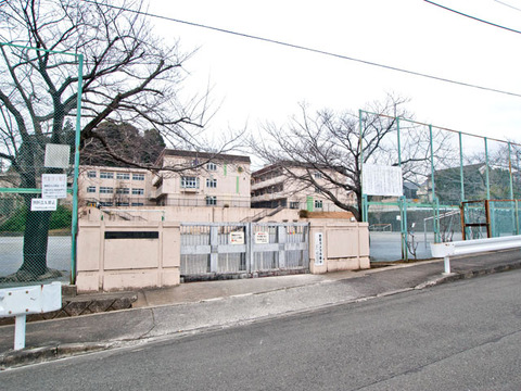 町田市立三輪小学校　距離約750m