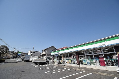 ファミリーマート　厚木上依知店　距離約650m