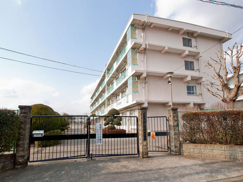 町田市立忠生中学校　距離約1300m