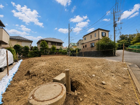 角地の更地周辺に戸建て住宅が建ち並ぶ静かな環境