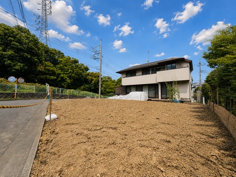 高台にある敷地と周囲の自然環境が確認できる外観です