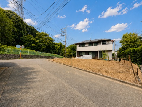 見晴らしの良い高台に建つ住宅の外観です