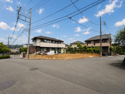 住宅が並ぶ閑静な住宅街の外観です