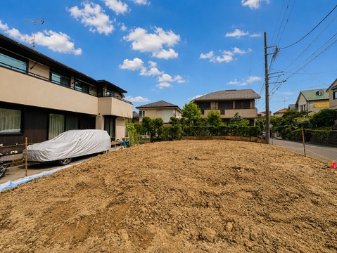 住宅地の整地済みの更地と周囲の住宅風景