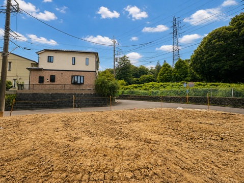 住宅街に面した土の更地の敷地です