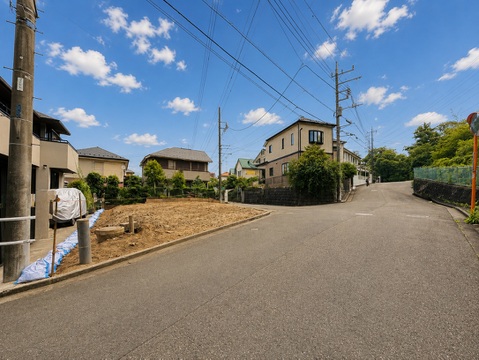 住宅街の角地に位置する日当たり良好な土地の外観