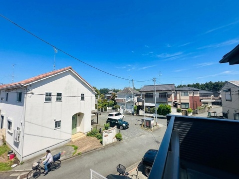 バルコニーから見た周辺の住宅街