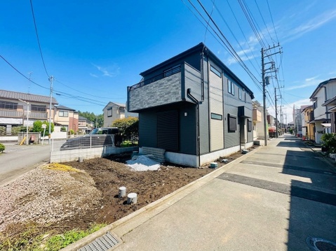 道路沿いに建つ戸建て住宅の外観