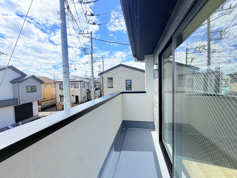 周辺の住宅を望むバルコニー