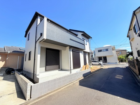 道路に面した戸建て住宅の外観