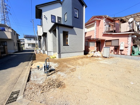 建物に囲まれた未舗装の敷地