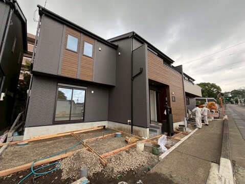新築の住宅外観、複数棟が並ぶ住宅街の一角です