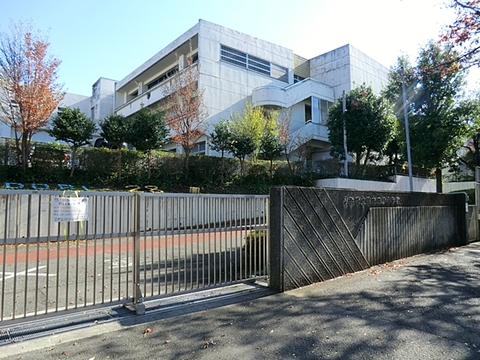 横浜市立鴨志田緑小学校　距離約350m