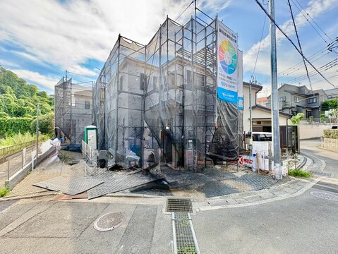 複数階建ての建設中の住宅が写る外観写真です