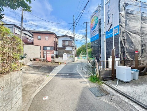 住宅街の道路沿いにある建築工事中の物件です