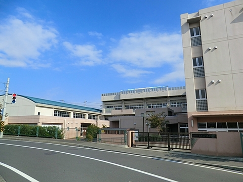 横浜市立山下みどり台小学校まで約600m