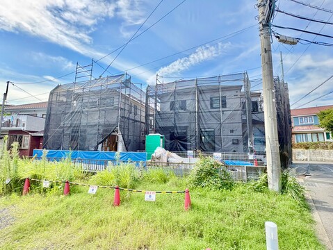 建築中の住宅外観、周囲は緑地が広がるエリアです