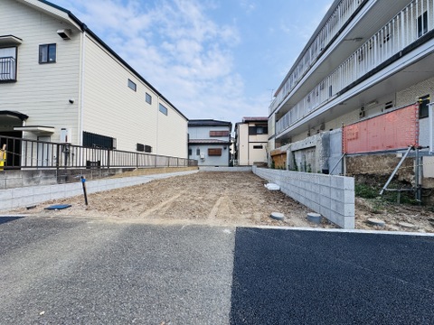 住宅地にある整地された駐車スペースです