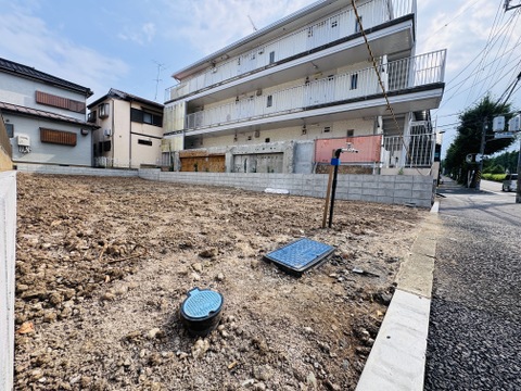 周辺の建物が見える更地の物件