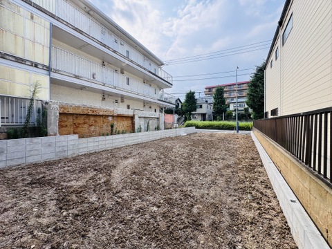 建物間の空き地平坦な敷地が広がる